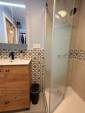 Salle de bain moderne à Paris 18, meuble vasque bois et douche vitrée