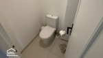 WC entièrement rénové avec des équipements modernes dans le cadre d'une rénovation complète d'appartement à Aix-en-Provence.