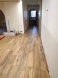 pose-carrelage-imitation-parquet-couloir-cenon