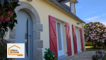 Nouvelle porte d’entrée gris clair installée à Plomelin pour apporter modernité, confort et cachet à cette maison bretonne.