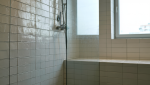 Douche moderne avec carrelage blanc et paroi vitrée minimaliste