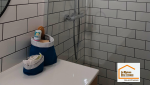Douche à l’italienne avec receveur extra-plat noir, paroi vitrée et carrelage métro blanc lors d’une rénovation de salle de bain près d’Aix-en-Provence.