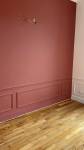 Chambre avec soubassement mouluré