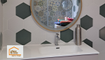 Installation d’un meuble vasque suspendu avec miroir rond et carrelage hexagonal dans une salle de bain rénovée entre Agen et Boé.