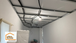 Création d’un nouveau réseau électrique avec passage des gaines dans le faux plafond lors de la rénovation complète d’un appartement à Aix-en-Provence.