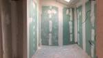 pendant le chantier de rénovation d'une salle de bains à Cognac