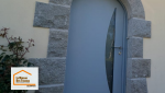 Détail d’une porte d’entrée contemporaine posée à Plomelin avec finitions soignées et intégration élégante à la façade existante.