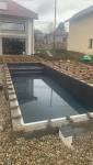 Étape de construction de la piscine : mise en œuvre du bassin avant la réalisation des aménagements extérieurs à La Côte-Saint-André.