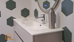 Meuble suspendu contemporain installé lors d’une rénovation de salle de bain dans le Lot-et-Garonne.