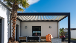 Pergola bioclimatique à lames orientables : une protection solaire efficace pour profiter de sa terrasse tout en maîtrisant l’apport de lumière et de chaleur.