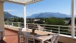 Pergola bioclimatique avec lames ouvertes sur une terrasse d’appartement à Voiron, offrant une vue dégagée sur les massifs du Pays Voironnais.