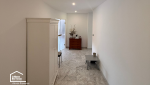 Couloir modernisé avec faux plafond, éclairage LED et peinture neuve lors d'une rénovation complète d'appartement à Aix-en-Provence.
