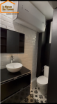 Salle d'eau rénovée, vasque et meuble noir, Paris 17e
