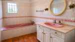 salle de bain d'origine avec équipements anciens, revêtements datés et agencement ne répondant plus aux attentes des propriétaires en matière de confort et d'esthétique.