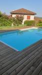 Une rénovation qui valorise les extérieurs et met en valeur l'espace piscine.