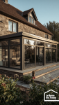 Véranda contemporaine avec grandes surfaces vitrées et vue sur le jardin