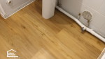 Revêtement de sol PVC imitation parquet posé dans une salle de bains lors d'une rénovation réalisée dans le Pays d'Aix.