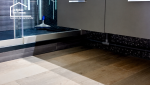 Détail de robinetterie et mosaïque noire dans une salle de bain rénovée à Casteljaloux.