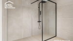Vue d’ensemble d’une douche à l’italienne de plain-pied avec paroi noire et carrelage beige à Casteljaloux.
