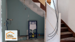 Découverte d’infiltrations et de dégradations sur poutres anciennes pendant une rénovation à Loctudy avec traitement rapide des désordres structurels.