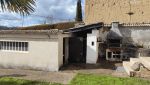 Ancien garage et accès extérieur avant les travaux de transformation à Saint-Cassien.