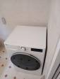 salle de bain avec un lave linge