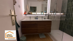 Création d’une douche moderne avec paroi vitrée et carrelage vertical vert profond dans le cadre d’une rénovation de salle de bain à Aix-en-Provence. Un projet pensé pour gagner en confort et moderniser l’espace.