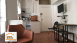 Création d’un espace salon chaleureux et fonctionnel dans un studio rénové à Aix-en-Provence avec optimisation des volumes, amélioration du confort thermique et rénovation intérieure moderne.