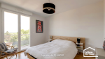 Rénovation d’une chambre lumineuse à Treffiagat avec parquet chaleureux, accès balcon et ambiance apaisante. Réalisation accompagnée par La Maison Des Travaux Quimper.