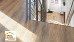 Pose d’un parquet effet bois valorisé par la lumière naturelle dans une maison rénovée à Aix-en-Provence. Une réalisation alliant esthétique, confort et finitions soignées.
