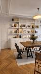 Une salle à manger moderne et chaleureuse avec une bibliothèque sur mesure Yvelines