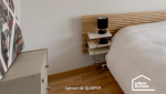 Parquet effet bois, finitions soignées et décoration intemporelle pour cette rénovation de chambre à Treffiagat. Un projet coordonné par La Maison Des Travaux Quimper.