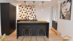 Cuisine contemporaine noire et bois après rénovation à Voiron