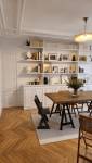 Une salle à manger moderne et chaleureuse avec une bibliothèque sur mesure Yvelines