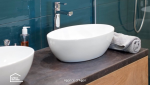 Meuble double vasque suspendu, douche italienne et carrelage graphique dans une salle de bain rénovée à Agen.