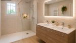 Après travaux : transformation complète de la salle de bain avec création d'une douche à l'italienne, installation d'un meuble double vasque et choix de matériaux modernes pour un espace élégant et fonctionnel.