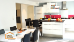 Cuisine ouverte moderne rénovée près d'Aix-en-Provence avec îlot central, grandes baies vitrées et espace repas convivial, pensée pour améliorer le confort et la circulation au quotidien.