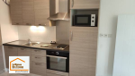 Cuisine moderne installée près de Venelles avec électroménager encastré, nombreux rangements et finitions contemporaines pour améliorer le confort quotidien des occupants.