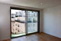 Séjour cuisine ouverte avec accès balcon, vue sur les toits de Paris