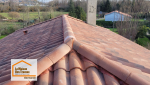 Vue d’ensemble de la toiture rénovée à Montayral (47500) après une réfection complète : nouvelles tuiles TERREAL, faîtage à sec et finitions soignées réalisées avec La Maison Des Travaux Marmande.