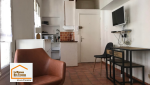 Création d’un espace salon chaleureux et fonctionnel dans un studio rénové à Aix-en-Provence avec optimisation des volumes, amélioration du confort thermique et rénovation intérieure moderne.