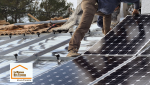 Travaux de pose et de fixation de panneaux solaires dans le cadre d’une rénovation énergétique à Venelles. Une installation réalisée par des artisans qualifiés sélectionnés par Laurent Nemer.