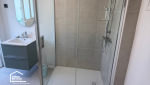 Douche contemporaine installée lors de la rénovation complète d'une salle de bains d'appartement à Aix-en-Provence.
