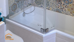 Installation d’un meuble vasque suspendu et miroir rond dans une salle de bain moderne rénovée à Fumel 47500.