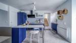 une cuisine bleue, pleine de peps et de luminosité