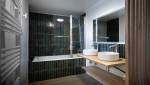 Une salle de bain moderne en zellige vert à Houdan