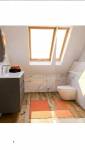 Modélisation 3D d'une salle de bain rénovée sous combles avec meuble vasque, WC suspendu et carrelage effet marbre.