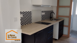 Transformation d’une cuisine d’appartement à Quimper avec nouveau plan de travail, mobilier contemporain et optimisation de l’espace de vie.