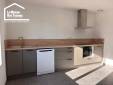 Cuisine équipée moderne installée dans une maison entièrement rénovée à Saint-Gildas-de-Rhuys