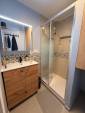 Rénovation salle de bain Paris 18, vue d'ensemble meuble vasque et cabine de douche